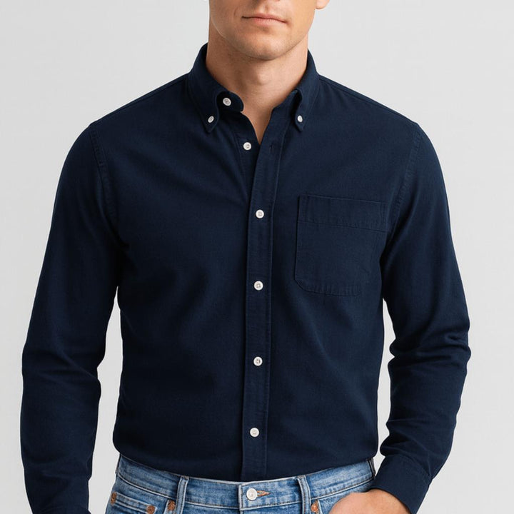 Męska koszula z długim rękawem i guzikami, idealna do eleganckich i casualowych stylizacji.