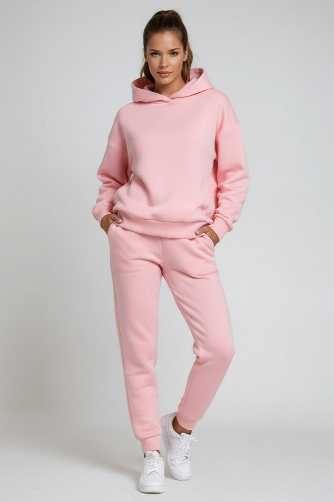 Damski dres typu loungewear, bluza z kapturem i dopasowane joggery. Relaks i komfort w domowym zaciszu.