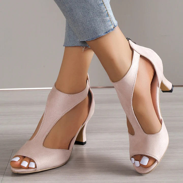 Beżowe eleganckie sandały damskie na obcasie. Modne letnie obuwie, pasujące do wielu stylizacji.