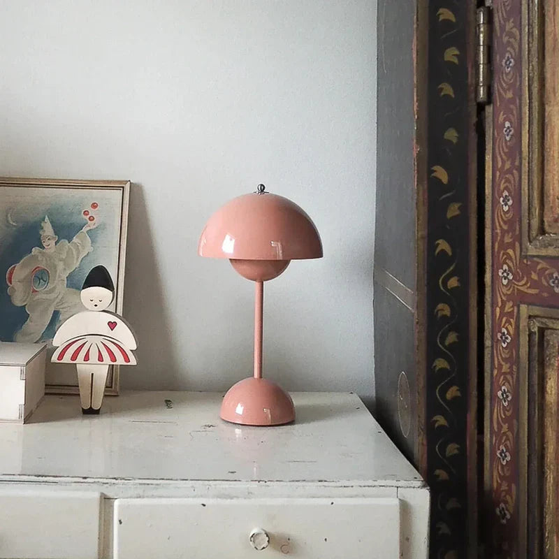 Designerska lampa stołowa LED z regulowaną jasnością. Ciepłe światło, styl retro, do nowoczesnych wnętrz.