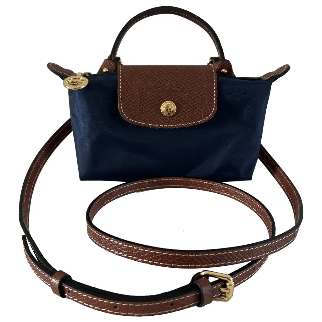 Modna damska torebka crossbody z regulowanym paskiem, wygodna do noszenia. Idealne akcesorium do miejskich stylizacji.