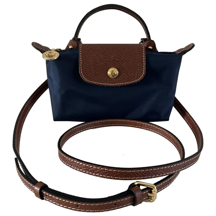 Modna damska torebka crossbody z regulowanym paskiem, wygodna do noszenia. Idealne akcesorium do miejskich stylizacji.