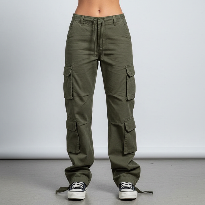 Stylowe damskie spodnie cargo Mila z praktycznymi bocznymi kieszeniami. Modny i wygodny look casual.