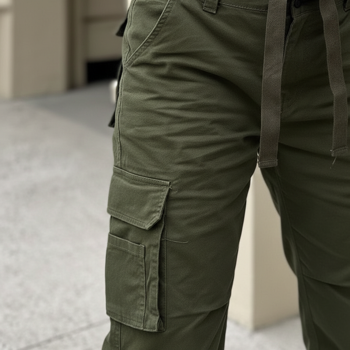 Eleganckie spodnie cargo Mila na jesień/zimę. Luźny krój, komfortowe i uniwersalne do wielu stylizacji.