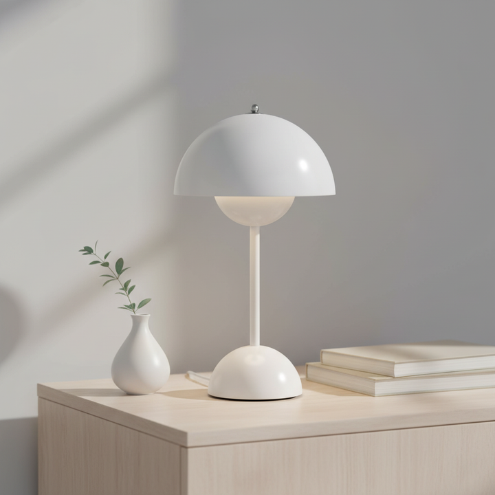 Nowoczesna dotykowa lampa stołowa LED MoodSphere, idealna do sypialni i salonu, tworząca nastrojowe oświetlenie.