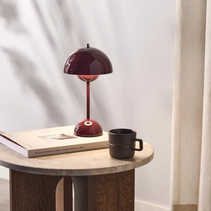 Elegancka lampa stołowa LED, sterowana dotykowo, doskonale pasuje do nowoczesnego salonu.