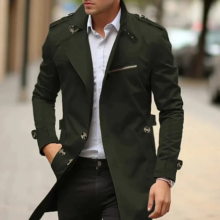 Beżowy męski trencz z paskiem, klasyczny krój, doskonały jako outerwear na chłodniejsze dni. Modny i elegancki.