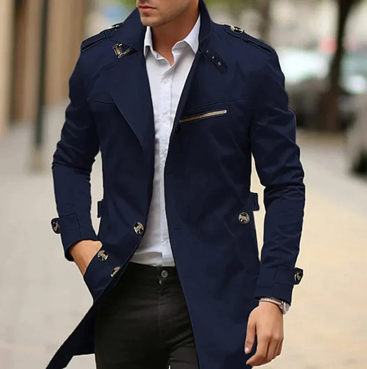Męski płaszcz trencz Fabrizio, uniwersalny na wiosnę/jesień, idealny do casualowych i eleganckich outfitów.