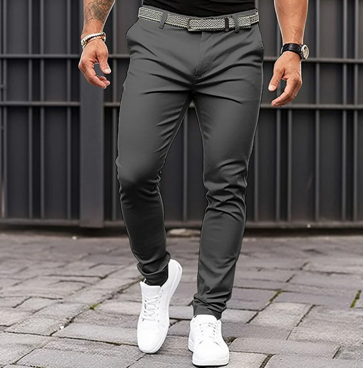 Męskie chinosy slim-fit Matteo, idealne na jesień, w modnym stylu casual. Komfortowe, dopasowane spodnie męskie.