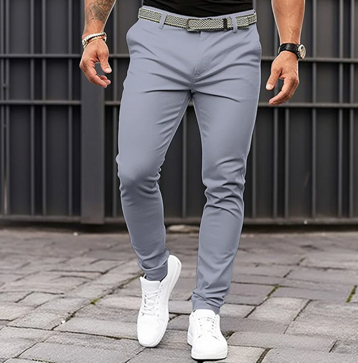 Eleganckie męskie chinosy slim-fit, doskonałe do jesiennych stylizacji. Wygodne, modne spodnie casual dla mężczyzn.