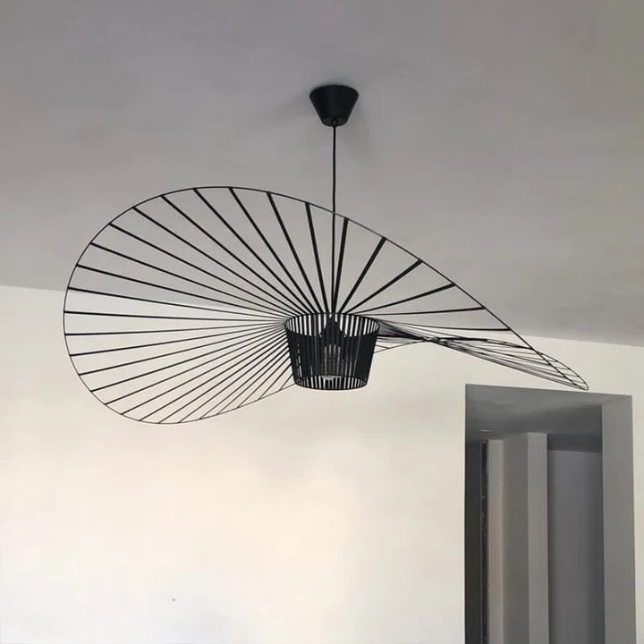 Ściemnialna lampa wisząca czarna, forma kapelusza. Nowoczesne oświetlenie sufitowe do eleganckich wnętrz.