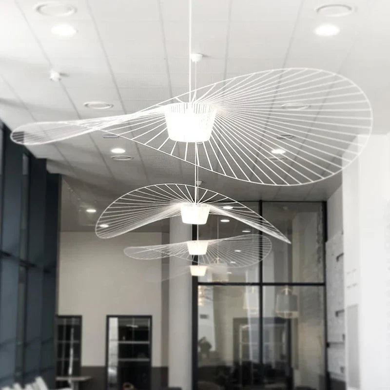 Designerska lampa sufitowa czarna, kształt kapelusza, oświetlenie do nowoczesnych wnętrz. Ściemnialna.
