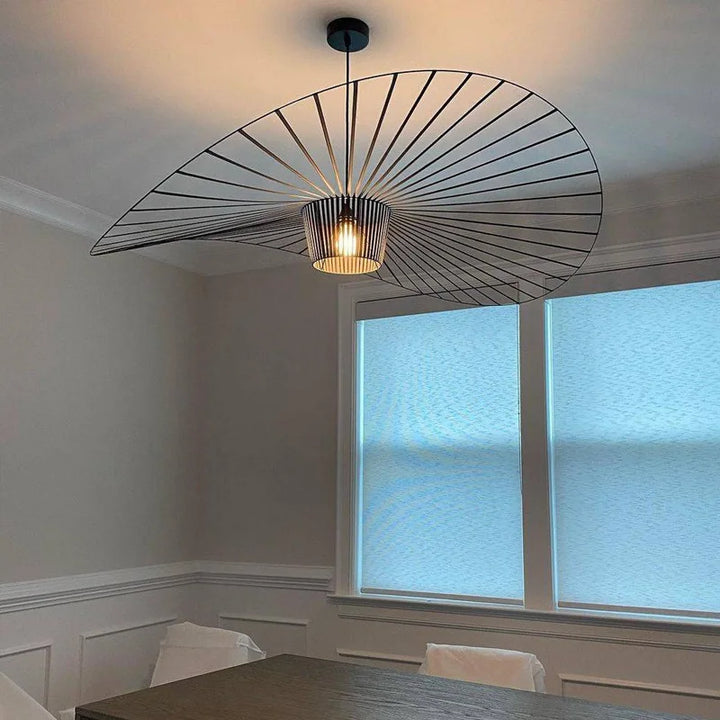 Elegancka lampa wisząca czarna, nowoczesny design idealny do jadalni. Oświetlenie dekoracyjne.