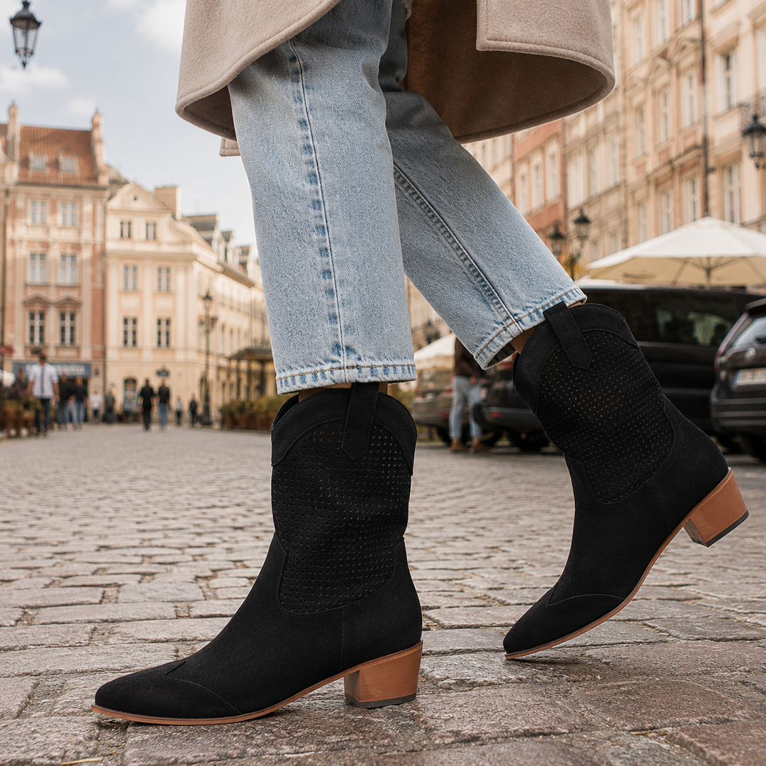 Czarne kowbojki perforowane z detalami. Modne damskie buty na wiosnę i lato, styl boho i wygoda.