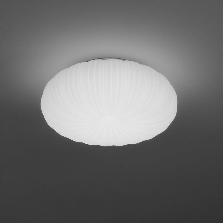 Nowoczesna lampa sufitowa LED, tworząca przytulną atmosferę w sypialni.