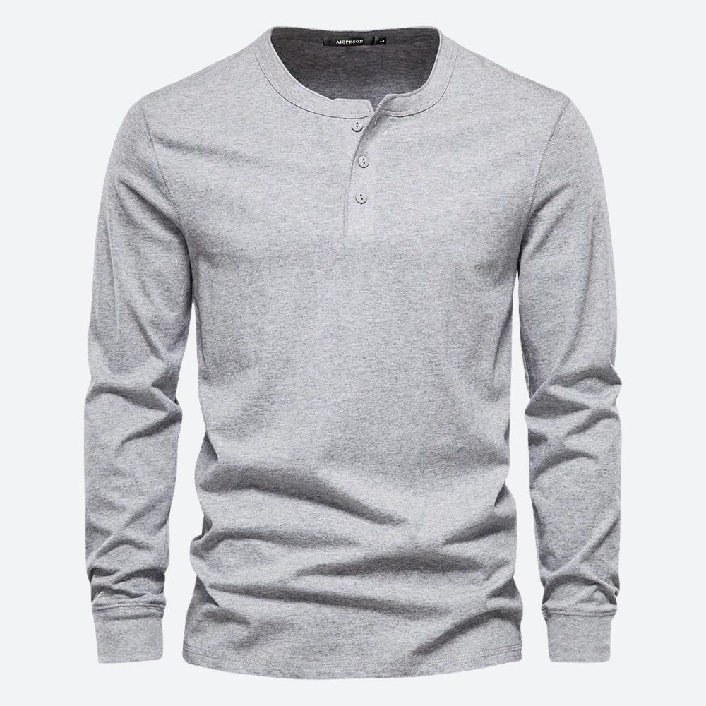 Przewiewna męska koszulka Henley, długi rękaw, doskonała na lato i do casualowych outfitów.