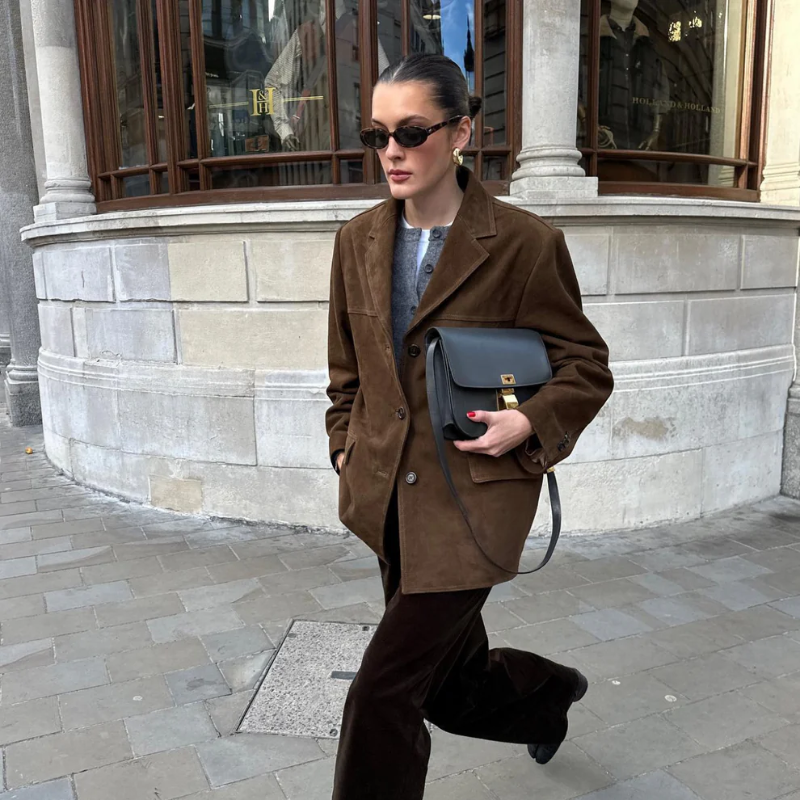 Stylowa kurtka damska oversize w brązie, z klapami, na jesień. Luźny krój, idealna na co dzień.