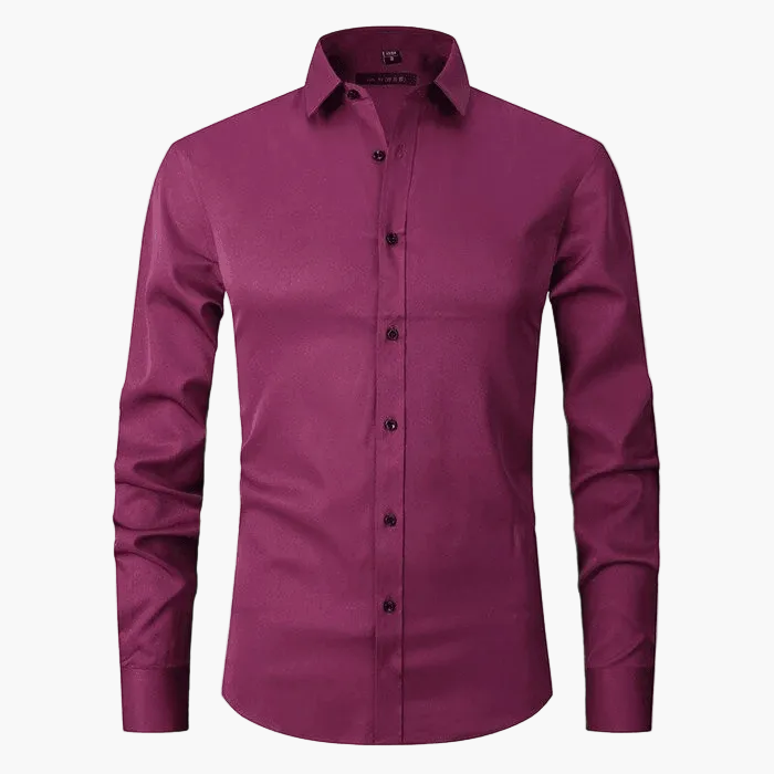 Mężczyzna w eleganckiej koszuli biznesowej slim fit. Długi rękaw, odporna na zagniecenia, do biura.