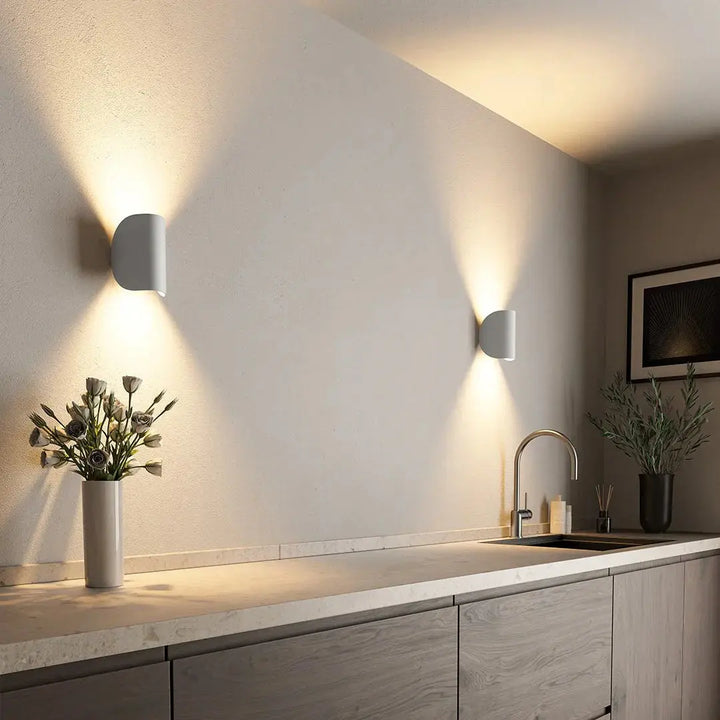 Elegancki kinkiet LED, oświetlenie ścienne do wystroju wnętrz. Minimalistyczna lampa ścienna do domu.