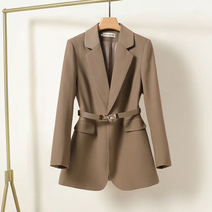 Elegancka marynarka damska Melisande, czarny blazer z podkreślającym talię paskiem, jesienna.