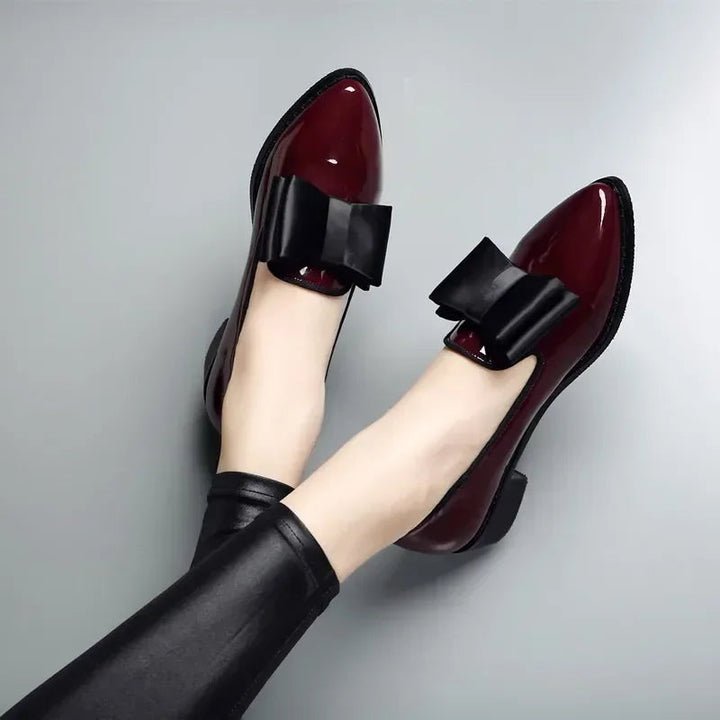 Stylowe damskie buty Penelope. Klasyczne czółenka z kokardą, niskim obcasem. Wygodne, dostępne w czerni i czerwonym winie.