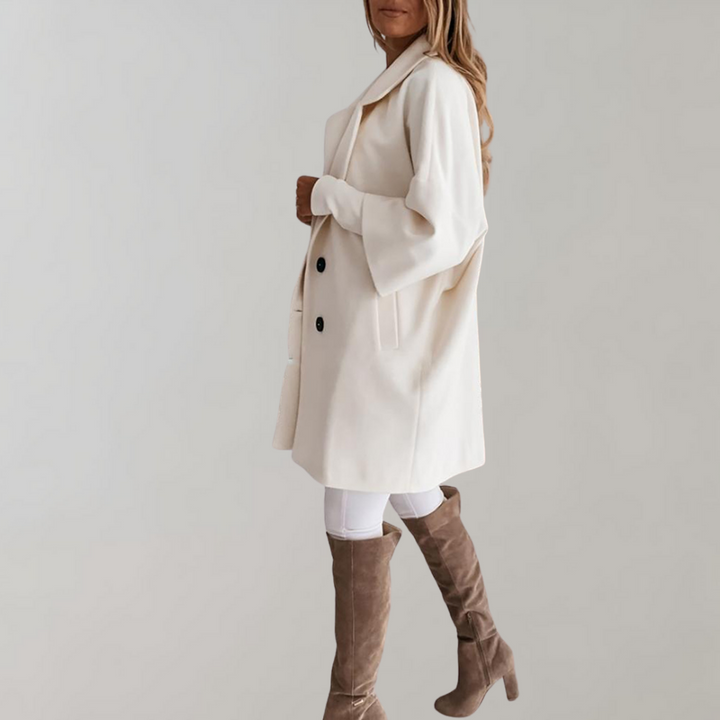 Casualowa kurtka damska oversize, płaszcz typu wrap coat. Elegancka odzież wierzchnia z luźnym krojem na przejściowe pory roku.