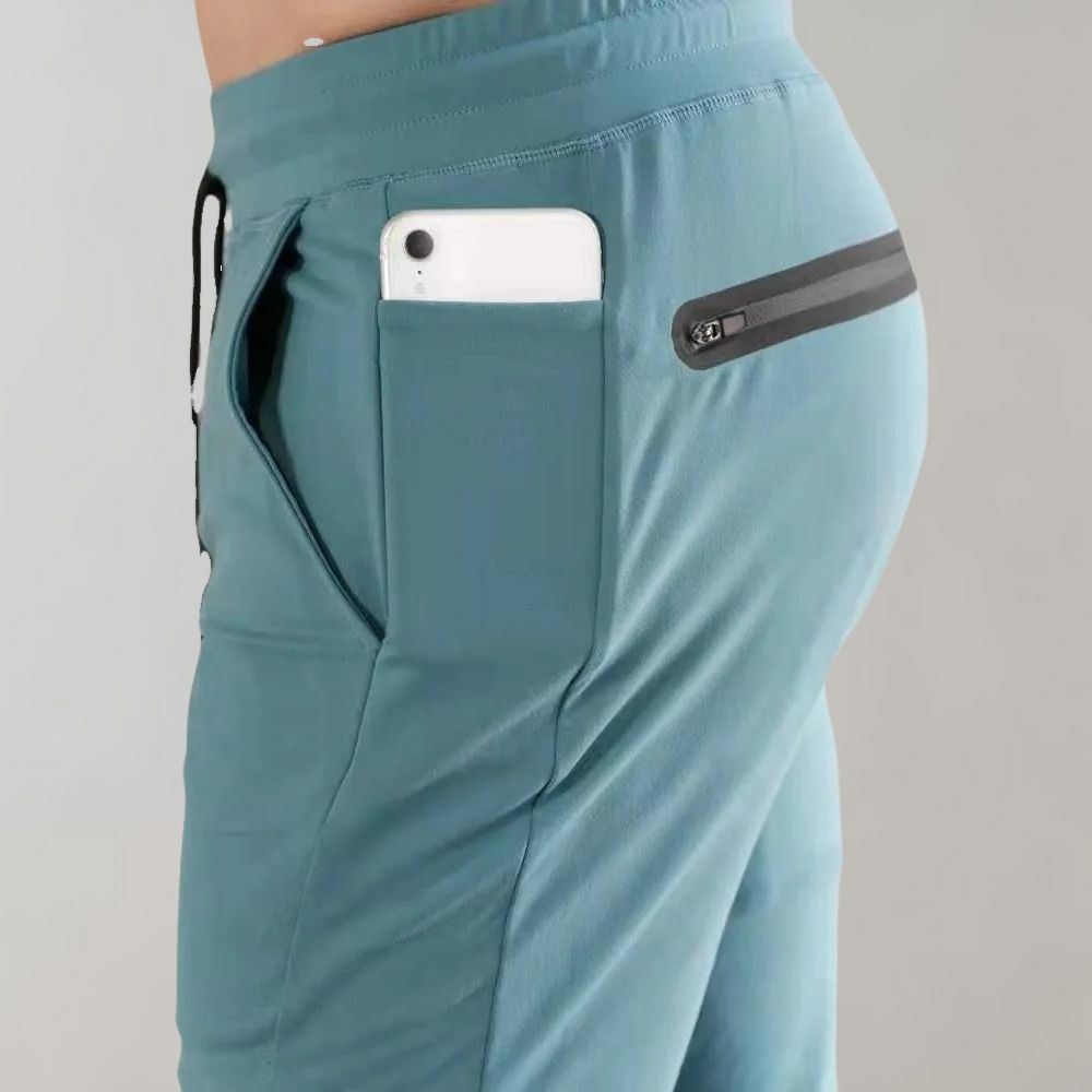 Wygodne bawełniane spodnie dresowe męskie slim fit, przewiewne, na wiosenne dni i aktywność.