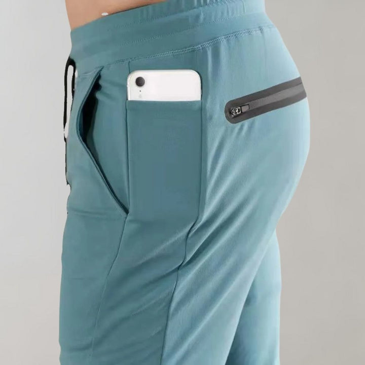 Wygodne bawełniane spodnie dresowe męskie slim fit, przewiewne, na wiosenne dni i aktywność.