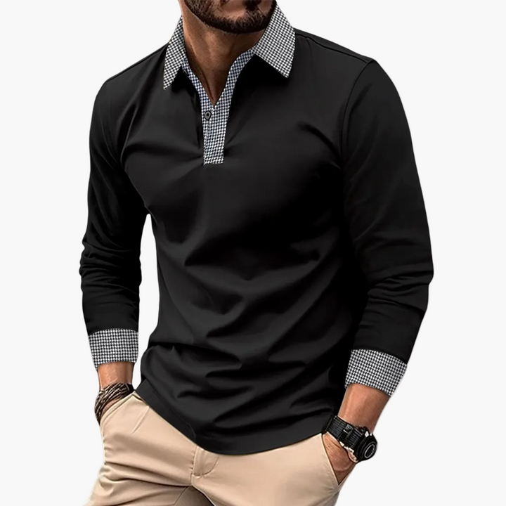 Tył męskiej koszulki polo z długim rękawem, w klasycznym czarnym kolorze, uniwersalna i elegancka.
