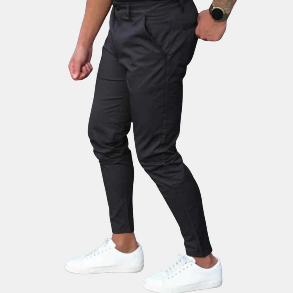Bawełniane czarne spodnie męskie typu chinos slim fit, stylowe i wygodne. Doskonałe na wiosnę, do pracy i na co dzień.