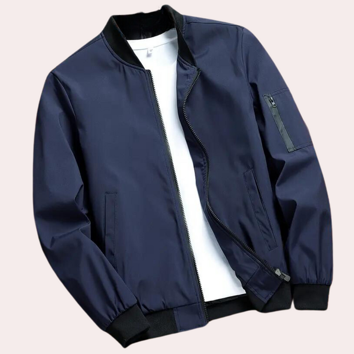 Elegancka męska bomberka, lekka i przejściowa, do modnych stylizacji wiosennych casual.