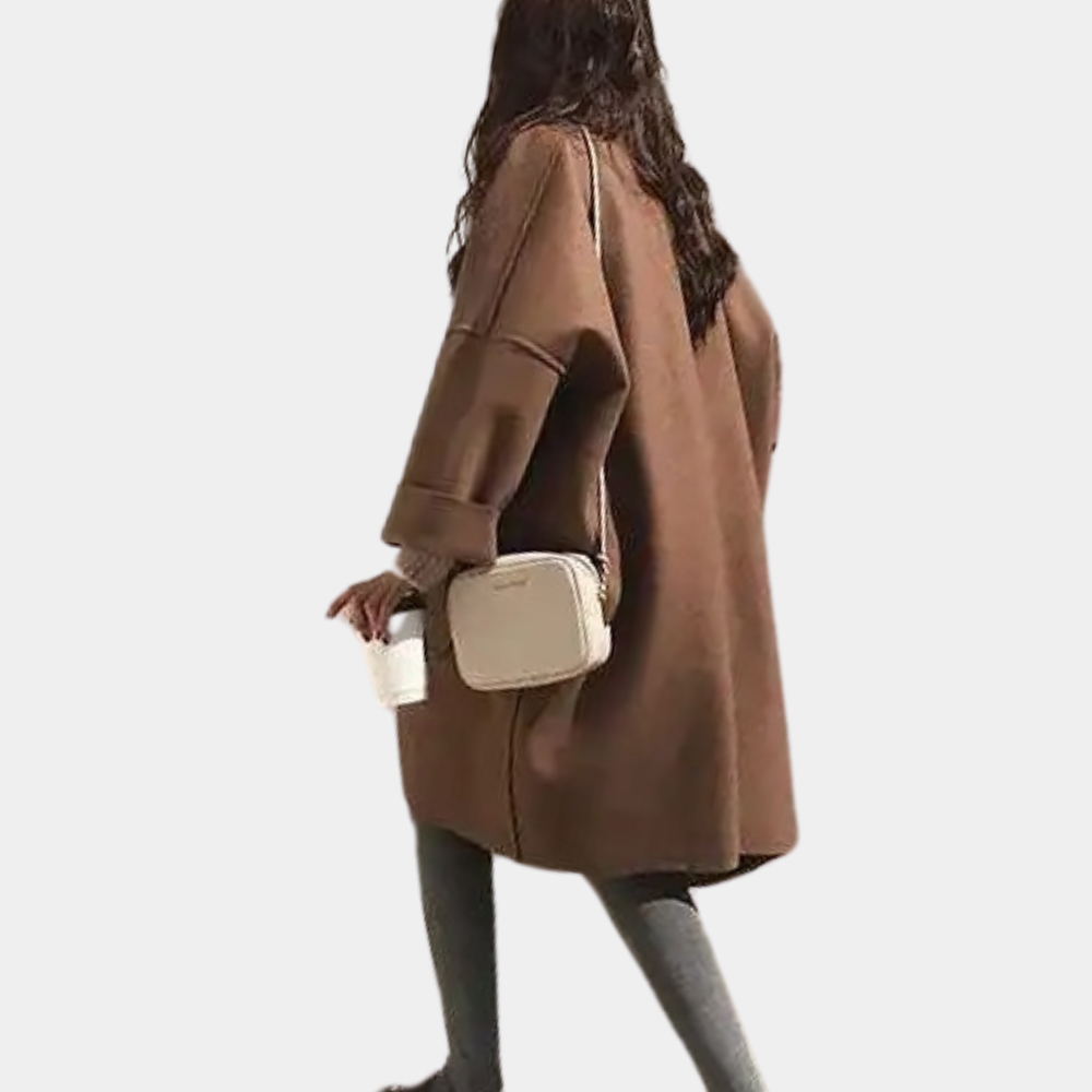 Brązowy długi płaszcz damski oversize. Modna odzież wiosenna, elegancki i stylowy płaszcz przejściowy.
