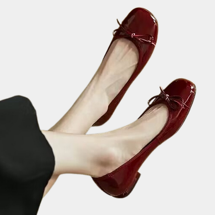 Wygodne baleriny damskie, klasyczne płaskie buty, idealne na wiosnę, eleganckie obuwie do codziennych stylizacji.