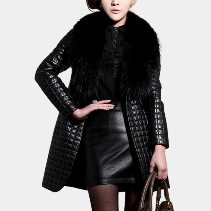Elegancki damski pikowany płaszcz z luksusowym kołnierzem, czarny. Idealny na zimę, klasyczny styl.