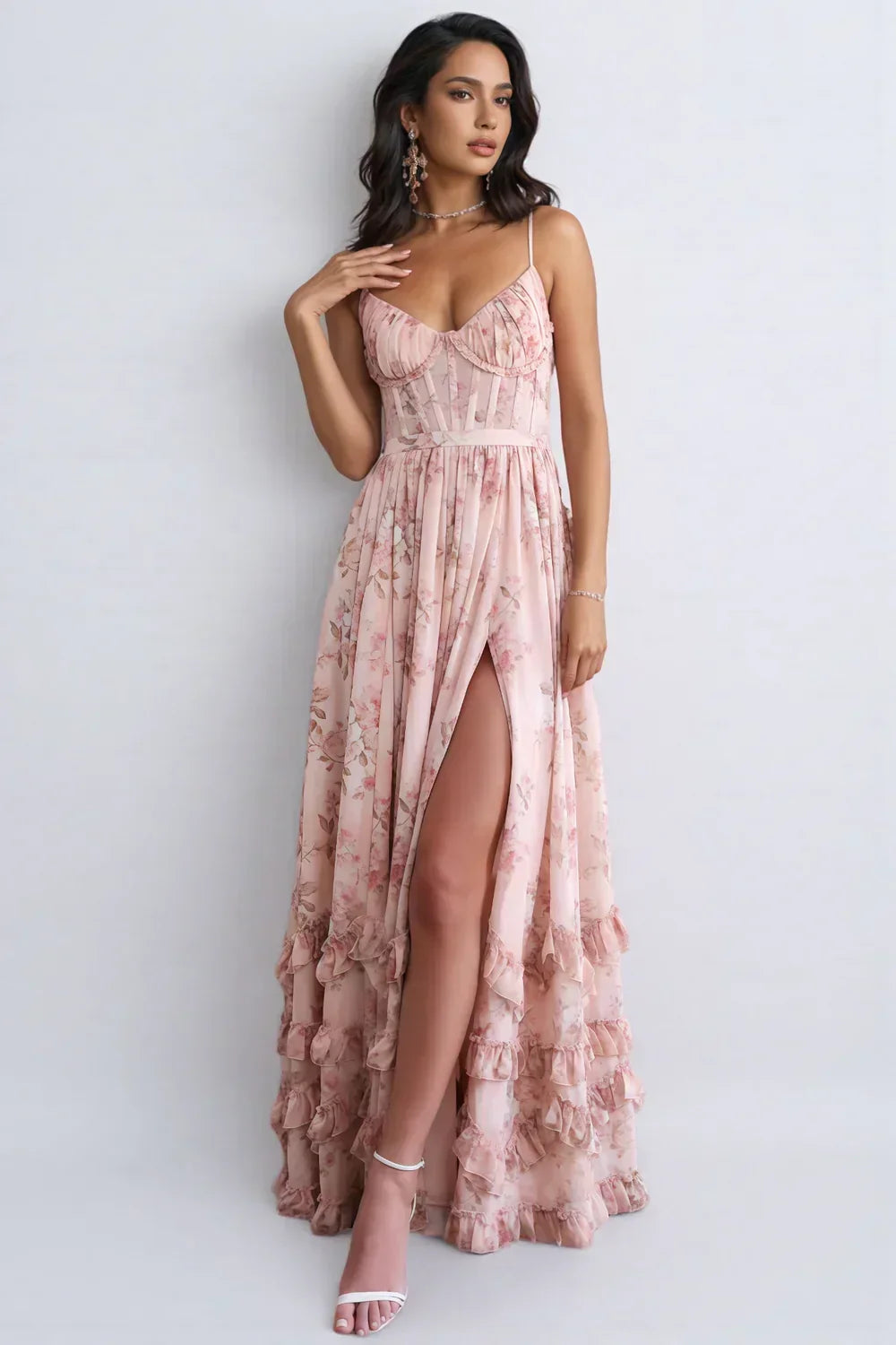 Elegancka damska sukienka maxi, kwiecisty wzór i rozcięcie, stylowa kreacja na wesele i imprezy.