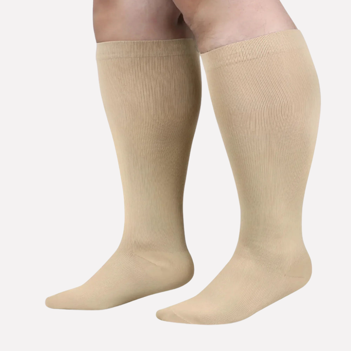 Wygodne skarpety uciskowe plus size. Wspierają nogi do pracy i w podróży. Zapewniają stabilizację.