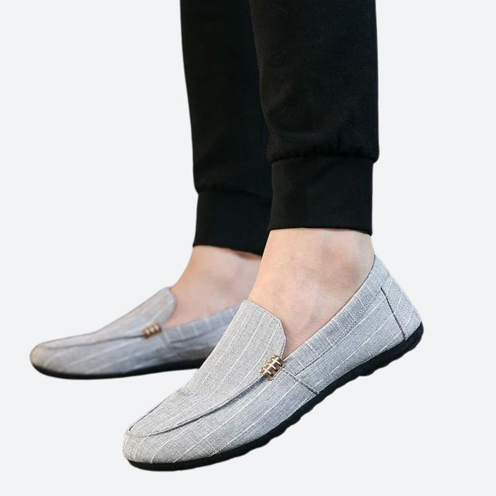 Męskie wygodne klapki slip-on, lekkie i oddychające. Idealne obuwie na lato, zapewniające komfort i casualowy styl.