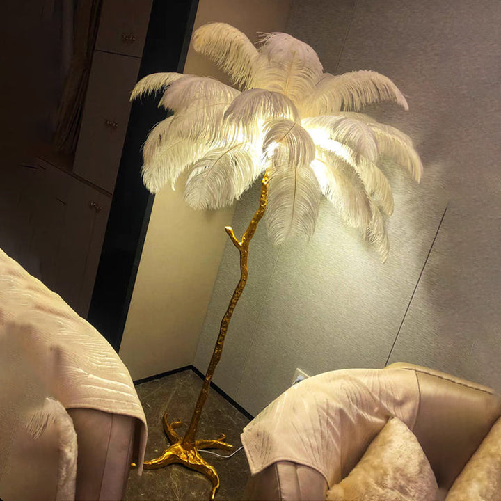 Luksusowa lampa podłogowa z piór, tworząca ciepłe, eleganckie oświetlenie salonu i sypialni.