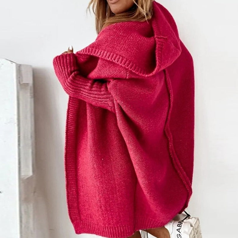 Modny kardigan damski z kapturem. Elegancki sweter rozpinany o luźnym kroju, odzież damska na wiosnę.