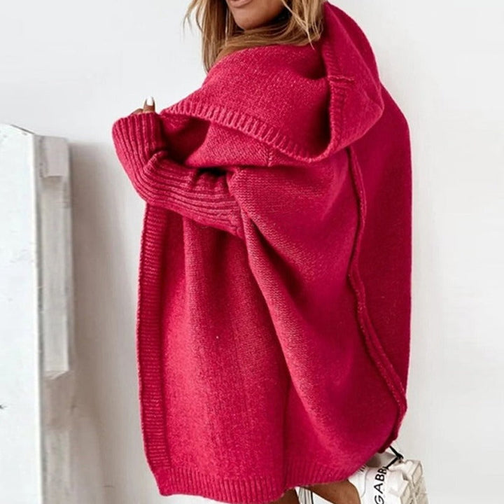 Modny kardigan damski z kapturem. Elegancki sweter rozpinany o luźnym kroju, odzież damska na wiosnę.