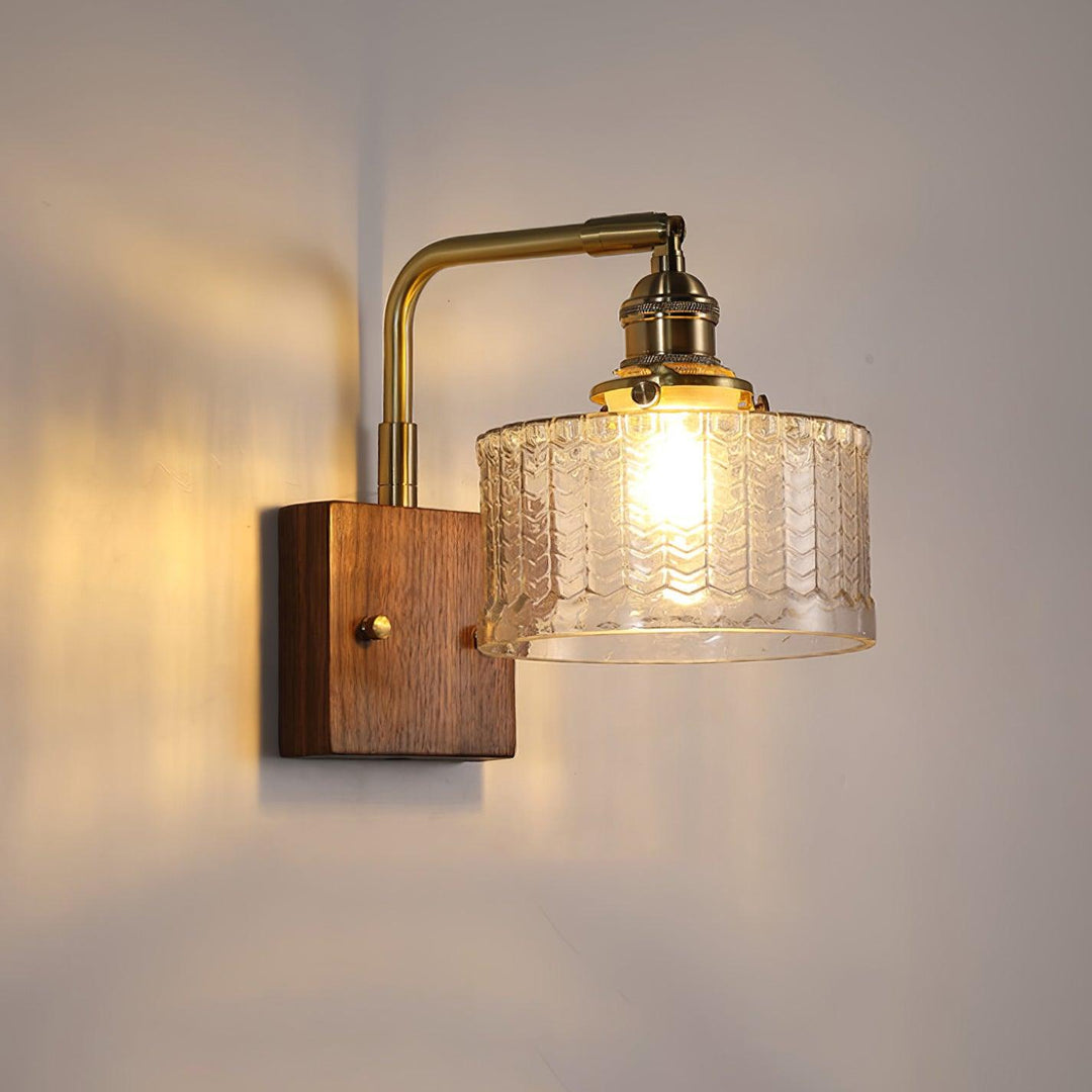 Lampa ścienna w zielonym odcieniu, wykonana z drewna i szkła. Funkcjonalna dekoracja i oświetlenie do salonu.