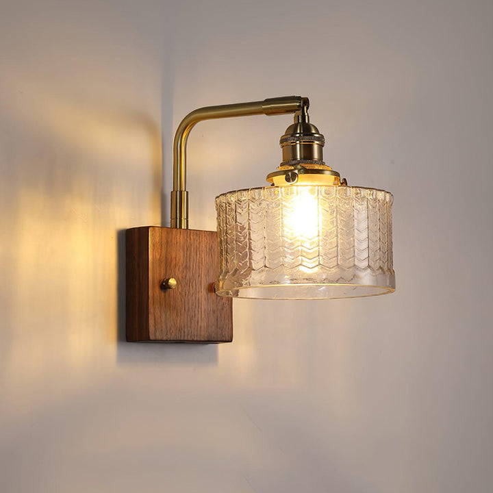 Lampa ścienna w zielonym odcieniu, wykonana z drewna i szkła. Funkcjonalna dekoracja i oświetlenie do salonu.
