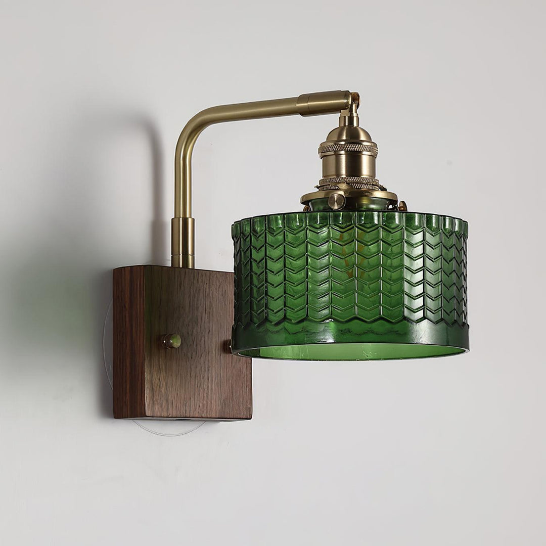 Nowoczesna zielona lampa ścienna z drewnianą podstawą i szklanym kloszem. Stylowe oświetlenie do domu.
