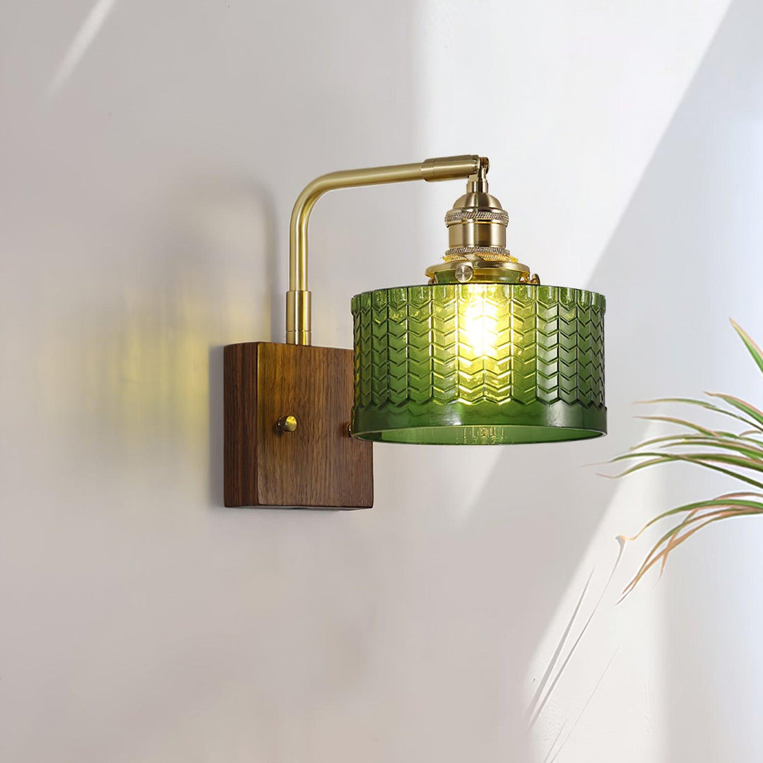 Elegancka zielona lampa ścienna, nowoczesny styl. Oświetlenie z drewna i szkła dla modnej aranżacji wnętrza.