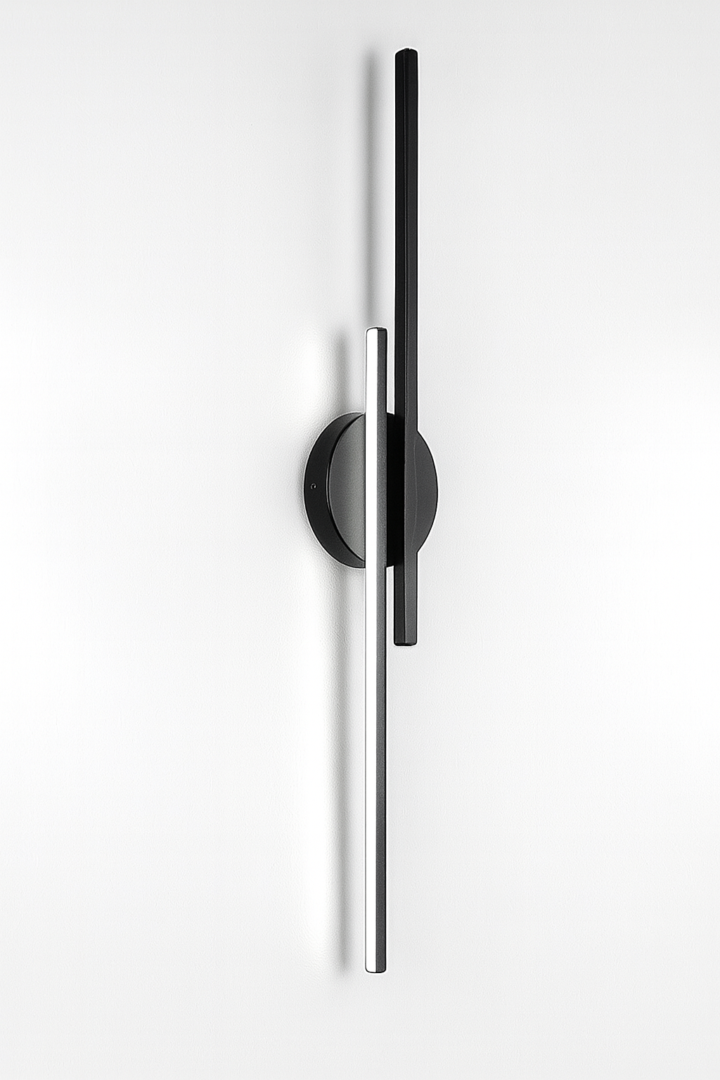Nowoczesny kinkiet LED do salonu, minimalistyczna lampa ścienna aluminiowa, eleganckie oświetlenie wnętrz.