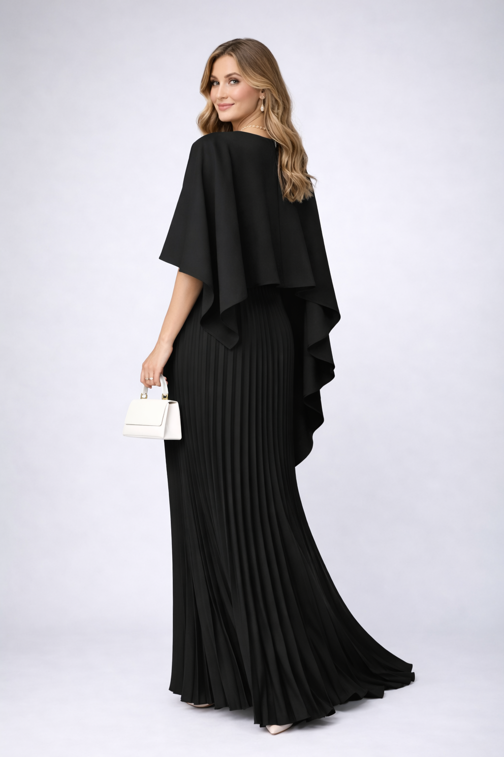 Modna plisowana sukienka maxi z wysokim kołnierzem, tworząca elegancką, wieczorową stylizację.