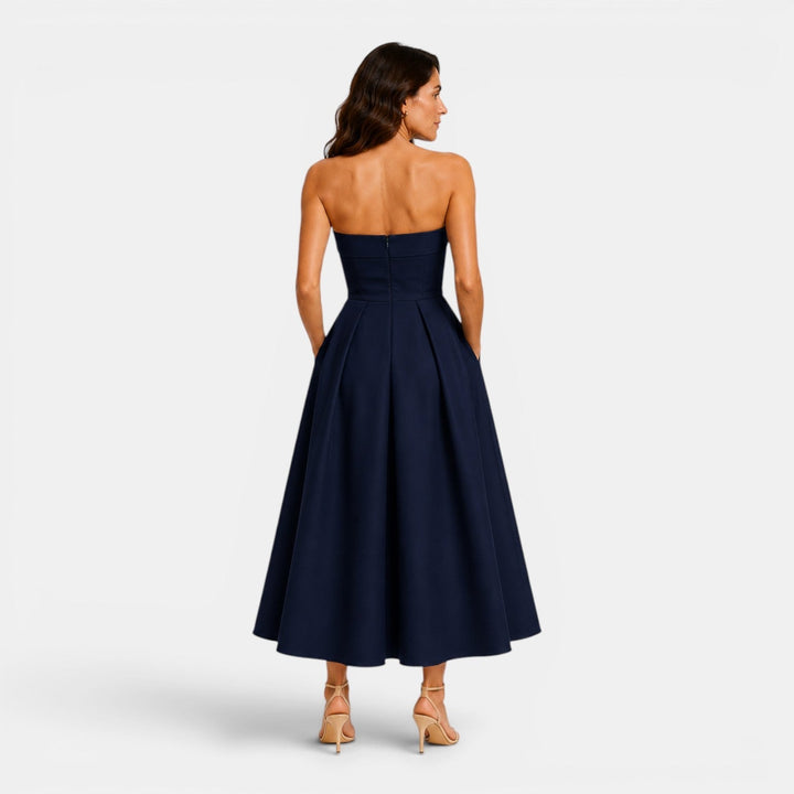 Żółta damska sukienka midi plisowana, bez ramiączek. Idealna na imprezę, elegancka, letnia stylizacja.