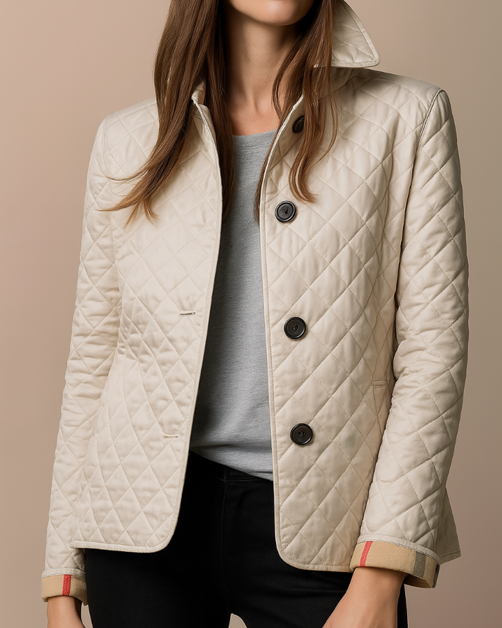 Modelka w modnej, pikowanej kurtce damskiej. Lekka, elegancka, doskonała na wiosnę i jesień. Casualowy styl.