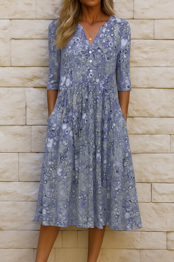 Elegancka damska sukienka midi w różowo-niebieskie kwiaty. Casualowy, luźny fason na lato.