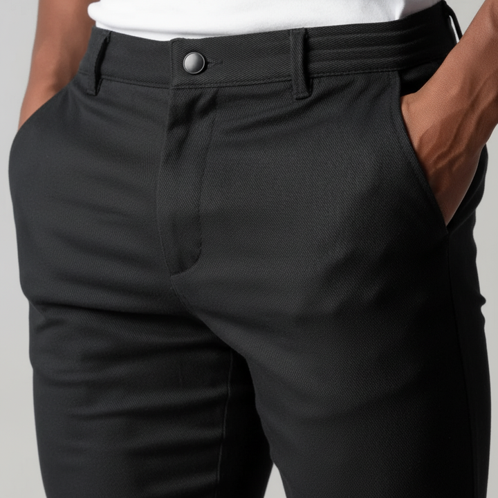 Stylowe męskie chino Mika na wiosnę i lato, doskonałe do casualowych i eleganckich stylizacji.